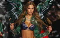 Josephine Skriver - Thiên thần của Victoria's Secret đính hôn
