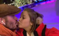 Sau vợ, David Beckham lại bị chỉ trích khi đăng ảnh hôn môi con gái