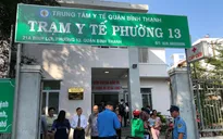 Ngồi khám bệnh ở trạm y tế, người bệnh được bác sĩ bệnh viện tuyến cuối hội chẩn