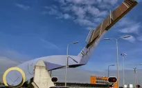 Đi qua cây cầu “biết bay” lạ lùng nhất thế giới