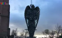 Bức tượng làm từ... 100.000 con dao