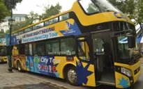 Trải nghiệm phong cách trẻ trung, mới mẻ trên xe bus mui trần số 2