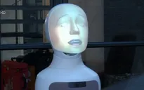 Robot hình người có gương mặt biểu cảm