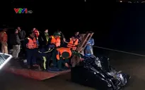 Trục vớt ô tô Mercedes lao từ cầu Chương Dương xuống sông Hồng, trong xe có 2 thi thể