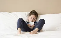 Cảnh báo chứng lo âu, trầm cảm ở trẻ "dán mắt" vào thiết bị thông minh