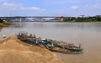 Khai thác cát sạn trái phép trên sông Thạch Hãn