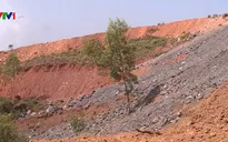 Thải than quặng đổ sai phép chất như núi sát nhà dân