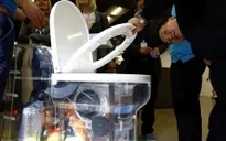 Bill Gates ra mắt bồn cầu không dùng nước ở Trung Quốc