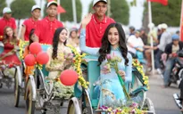 Á hậu Thuý An tham gia diễu hành xích lô tại quê nhà
