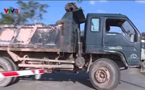 Cảnh báo tình trạng xe vượt qua đường sắt có rào chắn