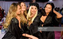 Khoảnh khắc rạng ngời sau sân khấu của dàn mẫu Victoria’s Secret Fashion Show 2018