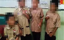 Indonesia: Hiệu trưởng bắt học sinh hút thuốc lá để trừng phạt