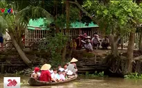 Nguy hiểm học sinh vượt sông trên xuồng cũ kỹ, không dụng cụ cứu sinh