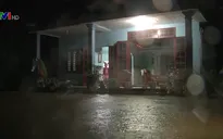 Người dân chật vật do mưa lớn gây ngập