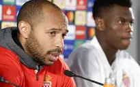 Thierry Henry "dạy" học trò trong phòng họp báo