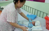 Bé trai sinh non 25 tuần tuổi sống sót kỳ diệu