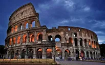 Du khách bị bắt vì gỡ gạch từ di tích đấu trường Colosseo làm kỷ niệm