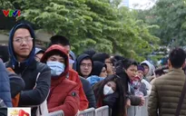 Hàng nghìn CĐV xếp hàng nhận vé xem chung kết lượt về AFF Cup