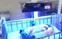 Nghệ An: Bé gái sơ sinh bị bỏ rơi trong giá rét