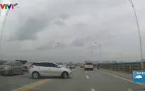 Bất chấp nguy hiểm, tài xế ô tô quay đầu xe trên cầu Vĩnh Tuy, Hà Nội