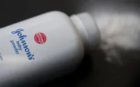 Johnson & Johnson che giấu chất gây ung thư trong phấn rôm trẻ em