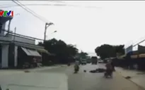 Xe máy đi ngược chiều làm người khác thiệt mạng