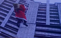 Ông già Noel trèo từ tòa tháp cao 100 mét để tặng quà
