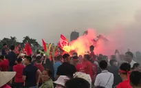 Pháo sáng dễ mua, hậu quả khó lường