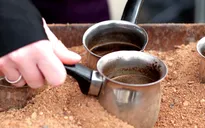 Món cà phê đun trên “chảo cát nóng” độc lạ của vùng Trung Đông