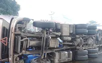 Bình Thuận: Lật xe tải chở 30 tấn hóa chất