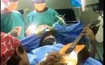 Nghệ sĩ nhạc Jazz chơi đàn trong lúc phẫu thuật não hồi phục tốt