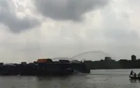 Xua đuổi tàu hút cát, người dân bị đáp trả bằng vòi rồng