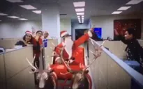 Ông già Noel bất ngờ ghé thăm Ban Thời sự, Đài THVN dịp Giáng sinh