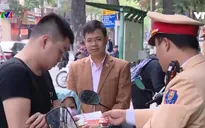 Tặng mũ bảo hiểm cho trẻ em