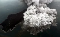 Indonesia: Núi lửa Anak Krakatau tiếp tục phun trào