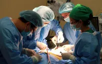 Tìm lại âm thanh cho bé gái 9 tuổi điếc bẩm sinh