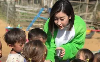 Hoa hậu Mỹ Linh mang Giáng sinh đặc biệt đến với bà con thôn Cu Vai