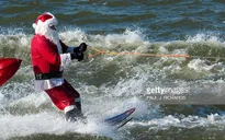 Thú vị cuộc thi lướt sóng của các ông già Noel tại Mỹ