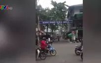 Hai nhóm đối tượng dùng hung khí hỗn chiến giữa đường phố TP.HCM