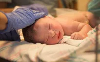 Dịch vụ Y tế công của Anh thực hiện phẫu thuật khuyết tật cột sống miễn phí cho thai nhi