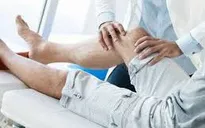 Nam thanh niên bị đứt hết dây chằng gối phải vì ngã trong lúc đá bóng