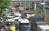 Người dân ùn ùn về quê nghỉ Tết Dương lịch, cửa ngõ TP.HCM kẹt cứng