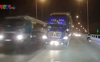 Bất chấp nguy hiểm, xe đầu kéo vượt ẩu trên cầu
