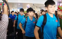 Đội tuyển Việt Nam về nước trong sự đón chờ của cổ động viên