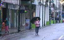 Mưa rét, phố đi bộ Hồ Gươm vắng khách tham quan