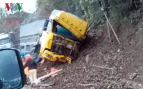 Xe tải chở dong riềng mất lái gặp nạn, phụ xe tử vong