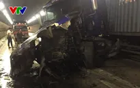 Hai xe đầu kéo đâm trực diện trong Hầm Hải Vân, giao thông Bắc - Nam bị tắc nghẽn nhiều giờ