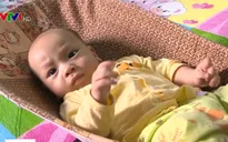 Bé trai bị bỏ rơi bên thùng rác: Sẽ cho bé đến bệnh viện khám sức khỏe