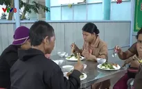 Ấm lòng với bữa cơm từ thiện cho bệnh nhân nghèo vùng biên giới