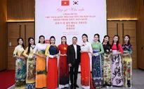 Huyền My, Phương Oanh trình diễn áo dài tại Hàn Quốc